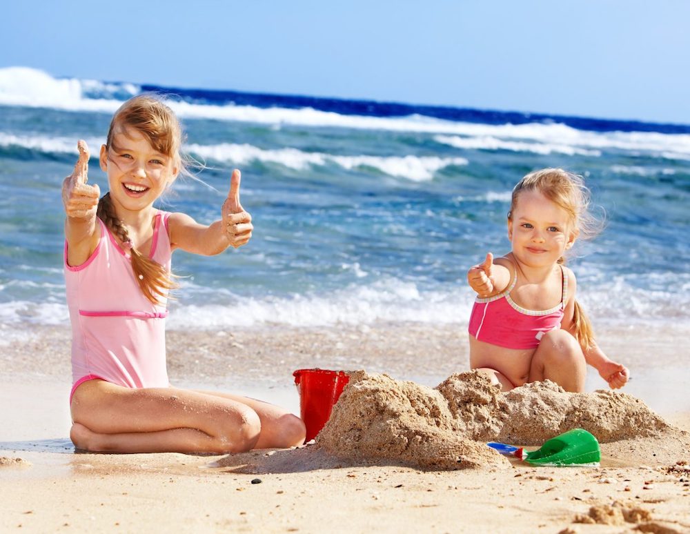 Дети на песчаном пляже