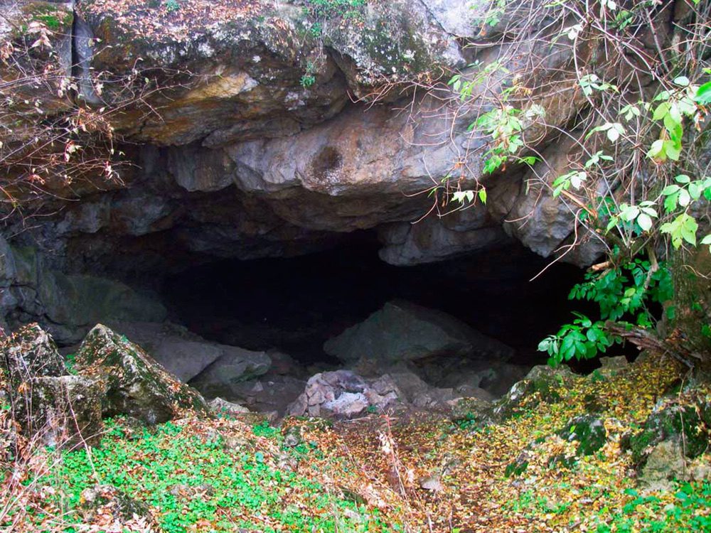 На фото – вход в Потухшую пещеру